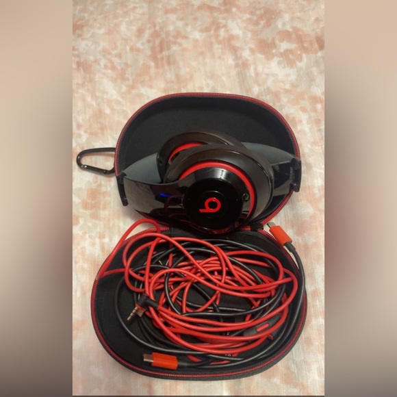 these are beats solo headphones i never used them - Picture 1 of 1